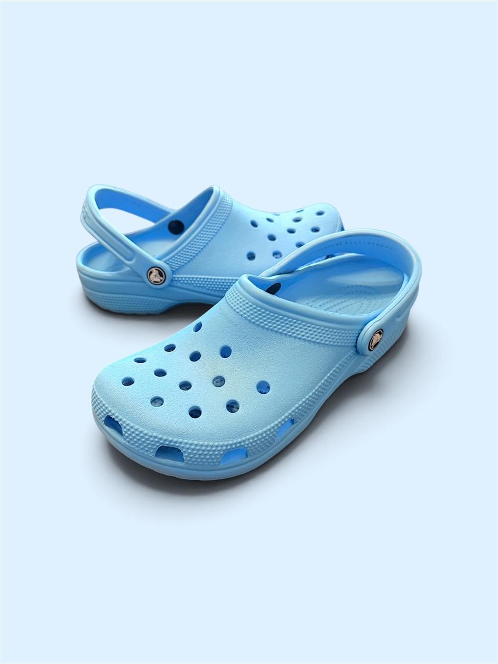 Crocs clogs perforated lightweight blue, unisex, size 7 Women's/ size 5 Men's